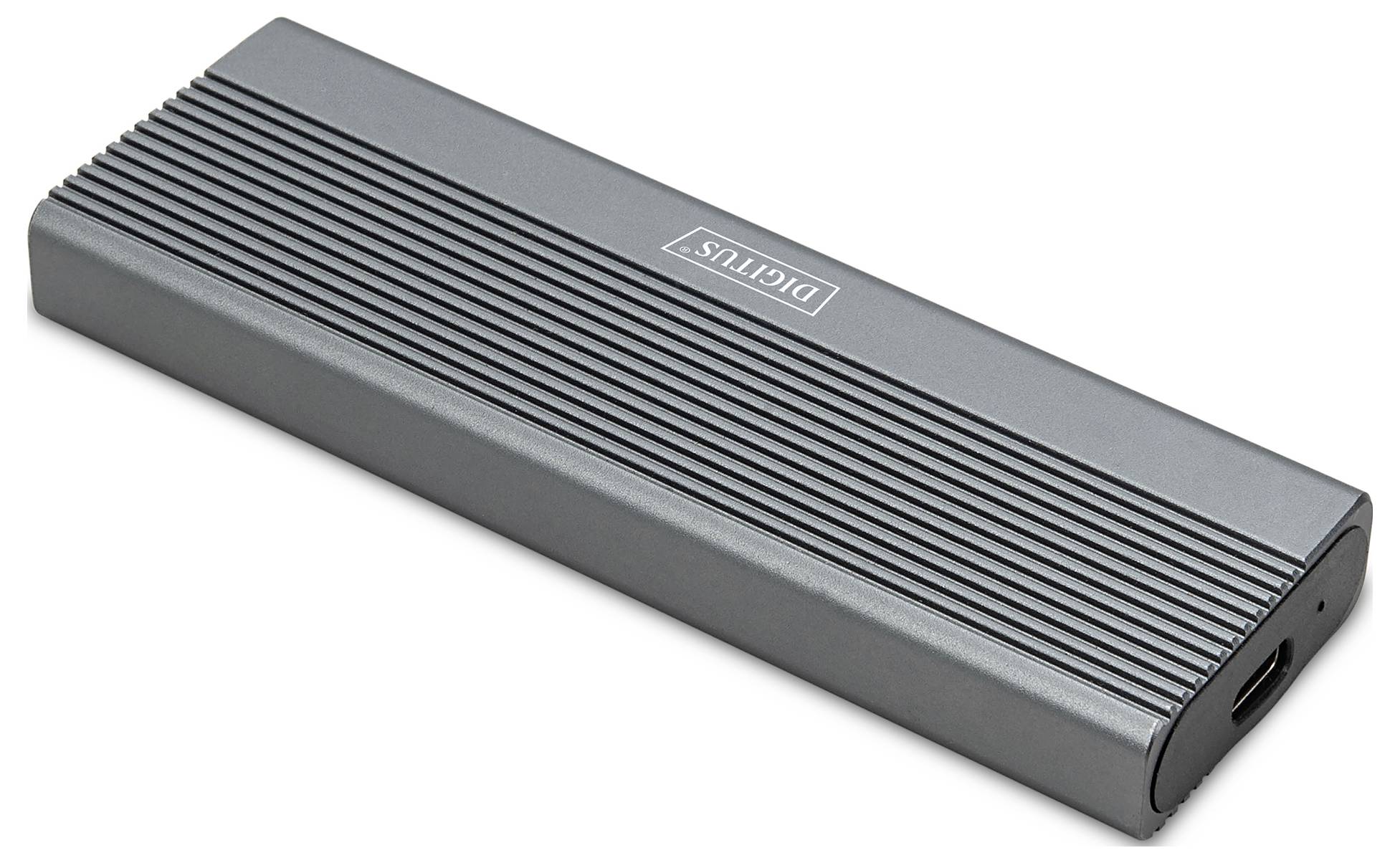 Šedý, obdĺžnikový kovový kryt pre pevný disk s rebrovaným dizajnom a konektorom USB-C.