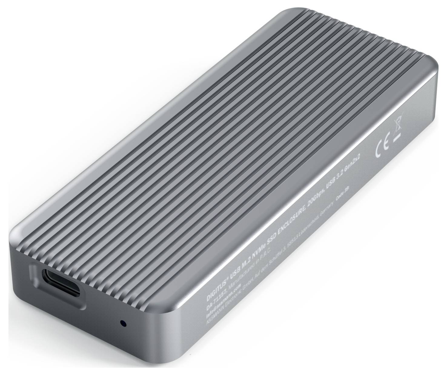 Sivý, rebrovaný externý box na pevný disk s USB-C konektorom, označený CE štítkom a technickým popisom na boku.