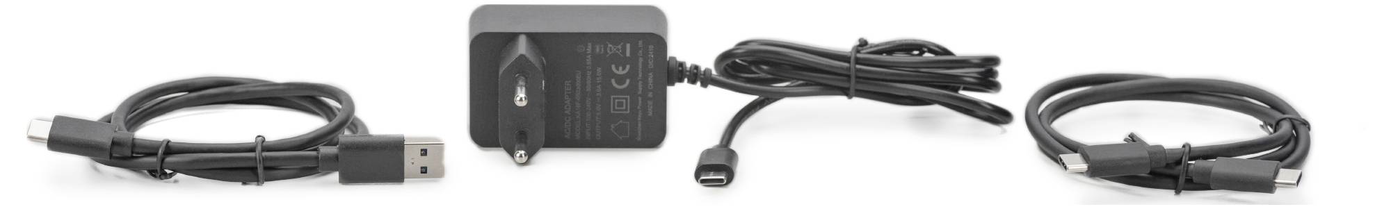 Čierna nabíjačka so sieťovým adaptérom v strede a dvoma USB káblami na každej strane, umiestnená na bielom pozadí.
