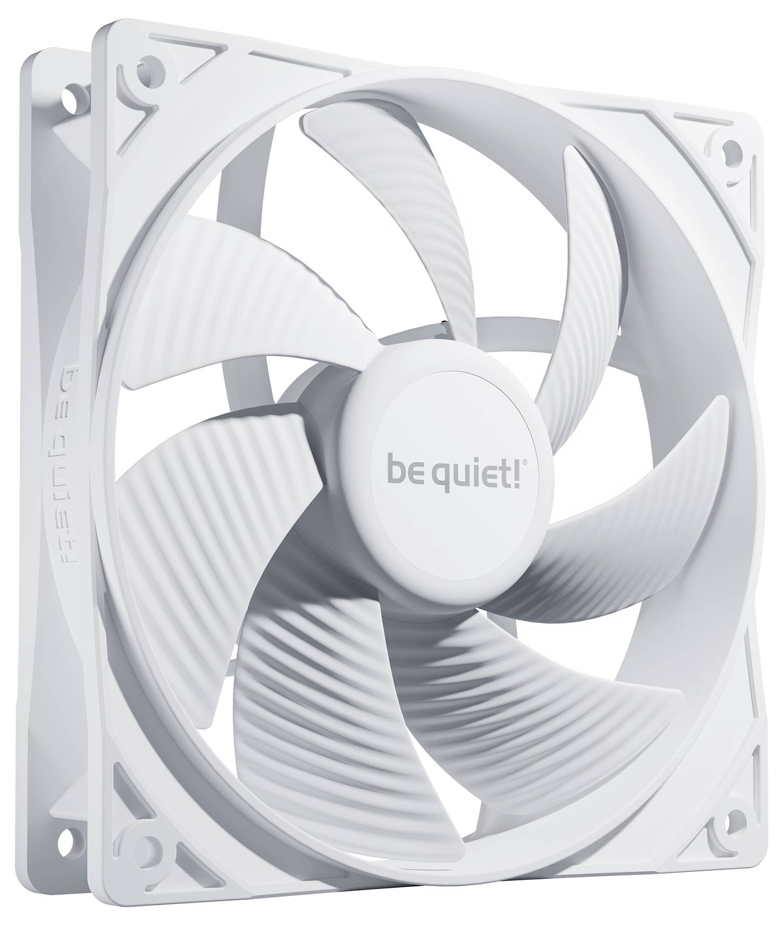 Biely počítačový ventilátor s nápisom 'be quiet!' na rotore, navrhnutý pre tichú prevádzku a efektívne chladenie.