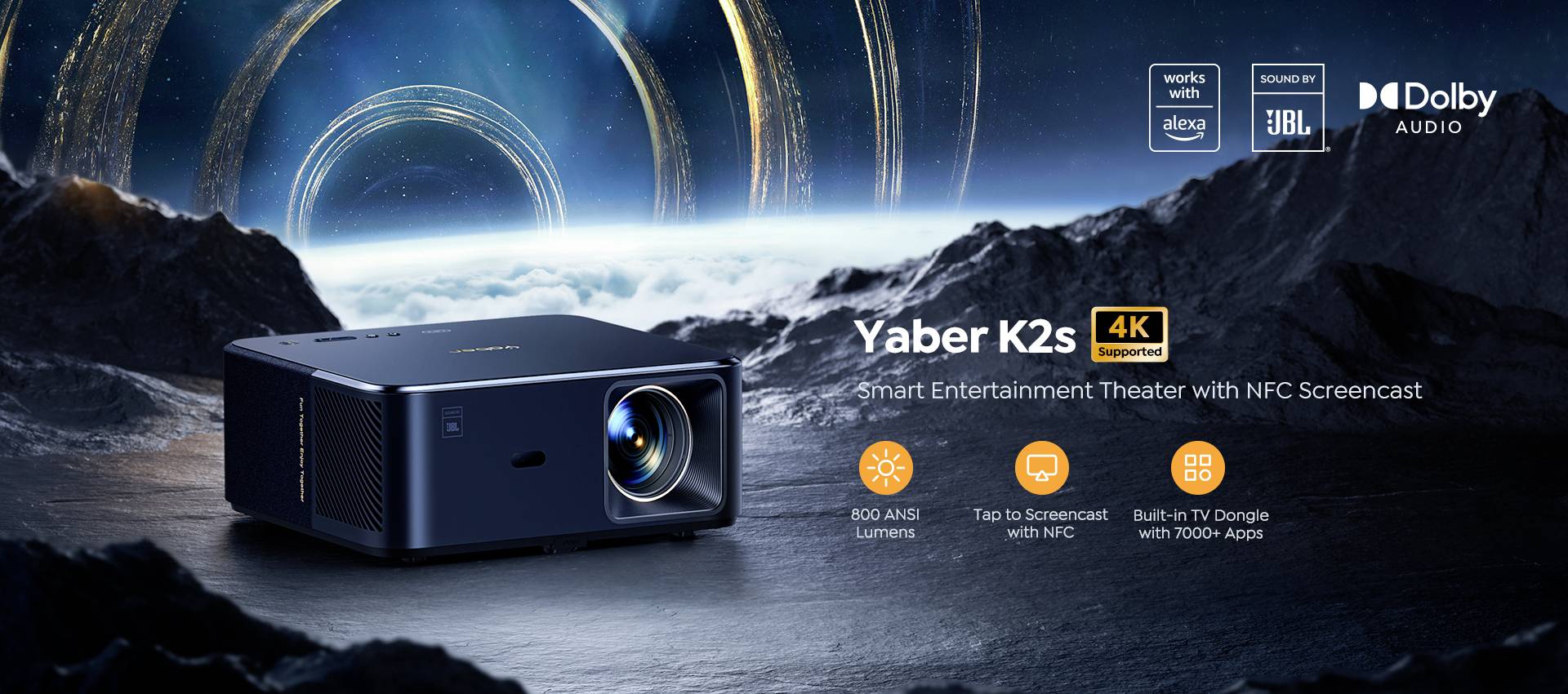 Projektor Yaber K2s s podporou 4K, NFC screencastom, 800 ANSI lúmenmi a Dolby Audio. Pozadie zobrazuje krajinu planéty.