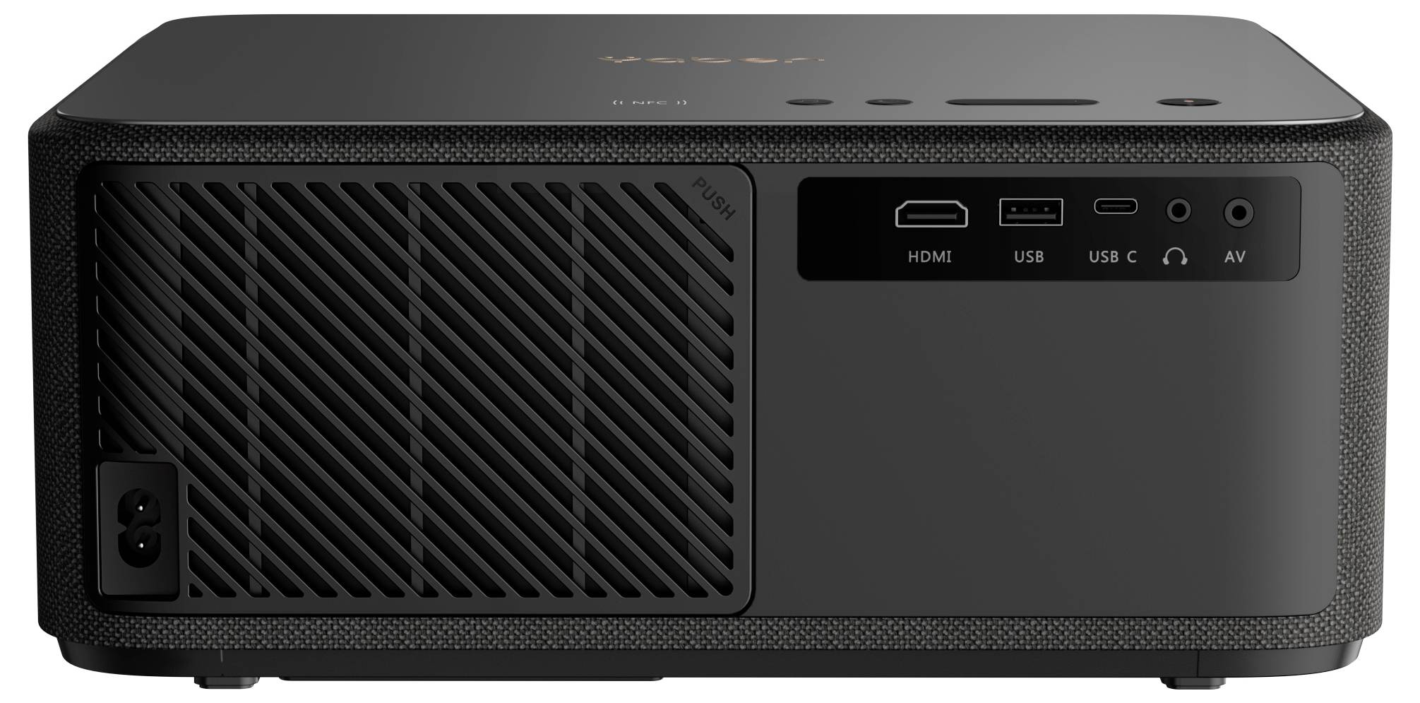 Čierny projektor s vetracou mriežkou na ľavej strane. Na pravej strane sa nachádzajú konektory pre HDMI, USB, USB-C a AV.