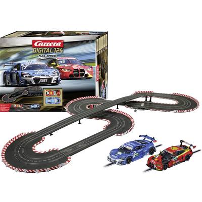 Súprava autodráhy 'Carrera Digital 124' s dvoma farebným pretekárskymi autami na kľukatej trati, balenie v pozadí.