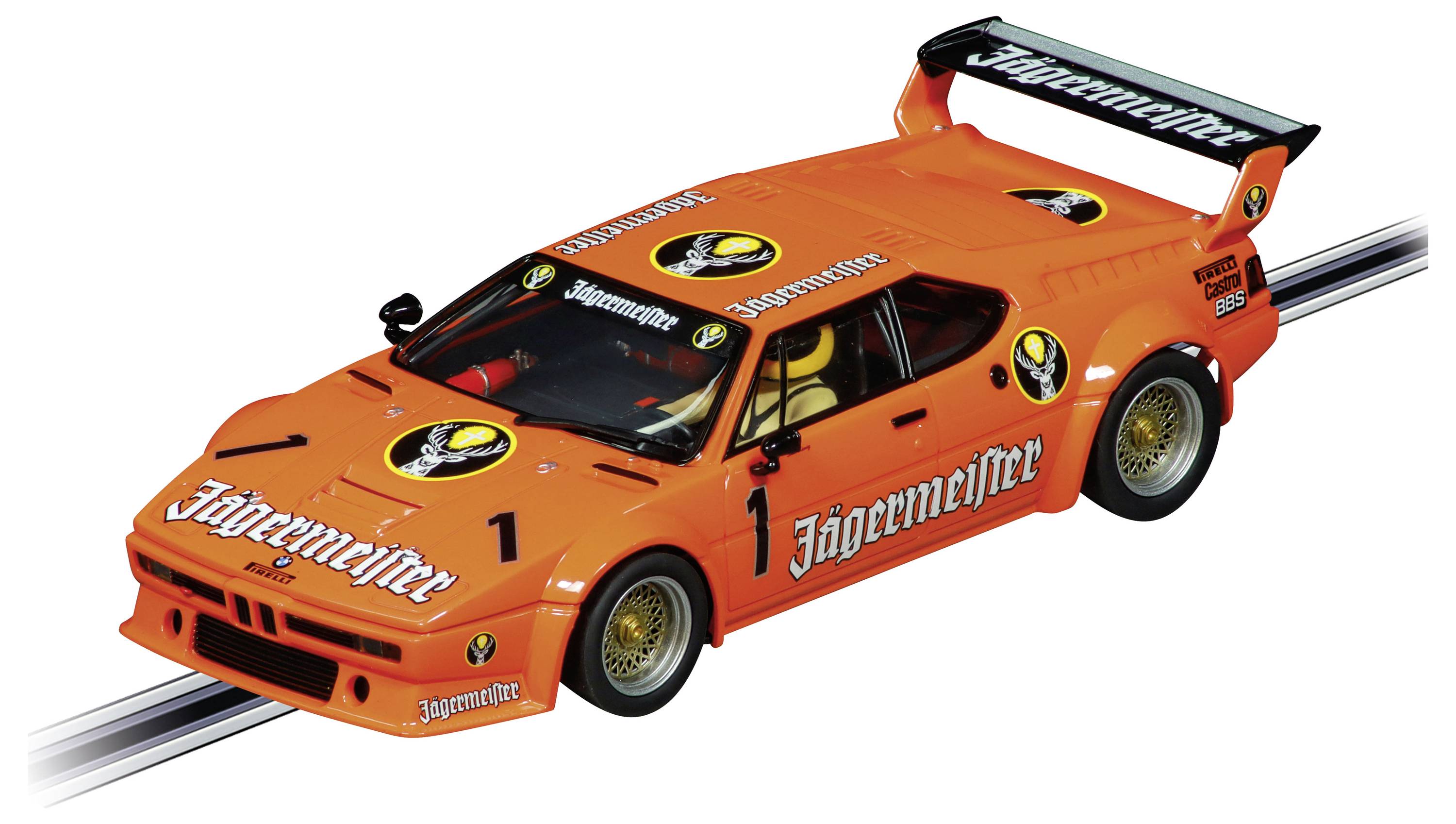 Oranžový pretekársky automobil na okruhu s nápisom a logami 'Jägermeister'. Vozidlo má zadný krídlový spoiler a čierne detaily.