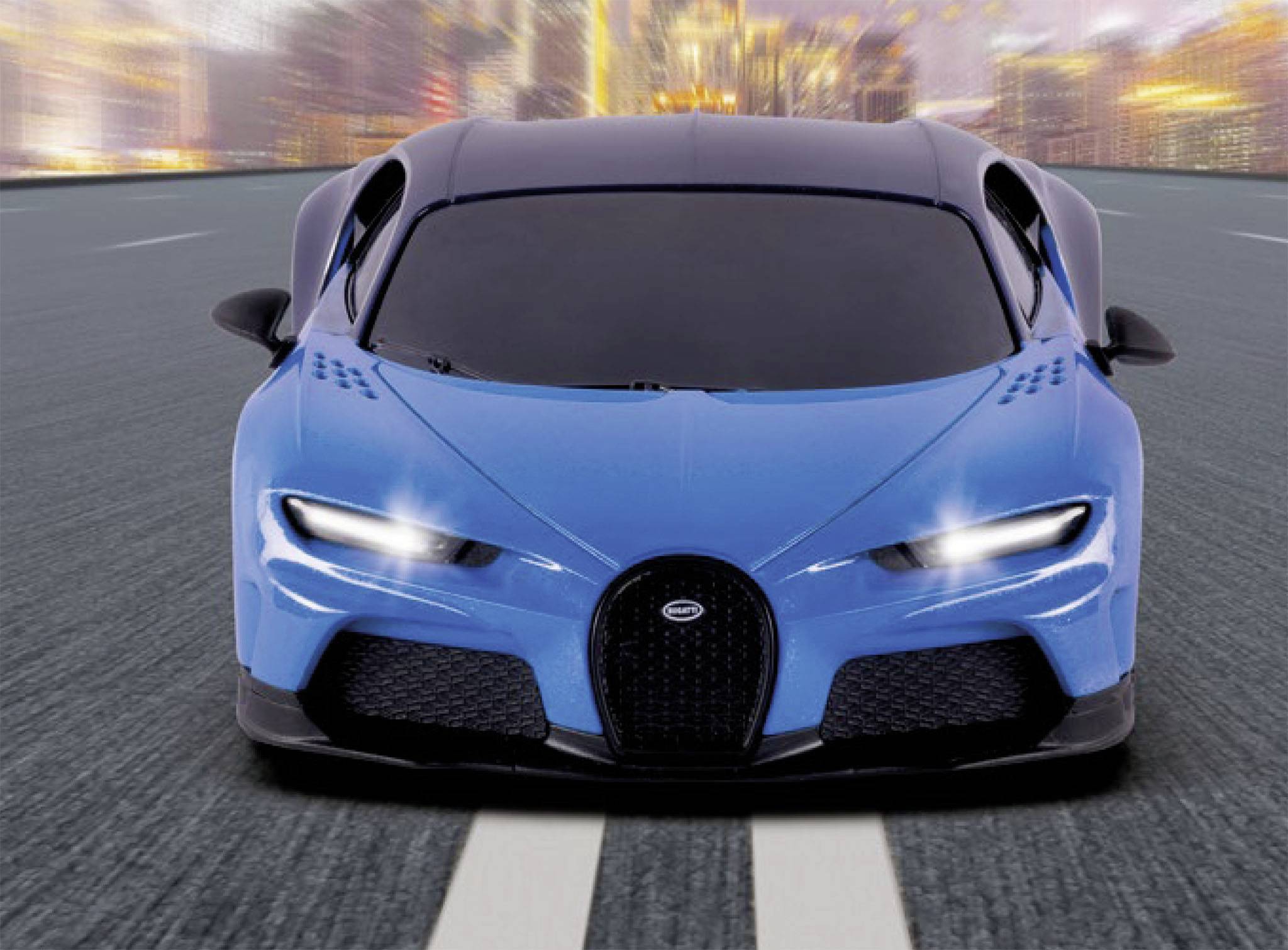 Modrý športový automobil rýchlo jazdí po ceste, v pozadí je rozmazaná mestská krajina.