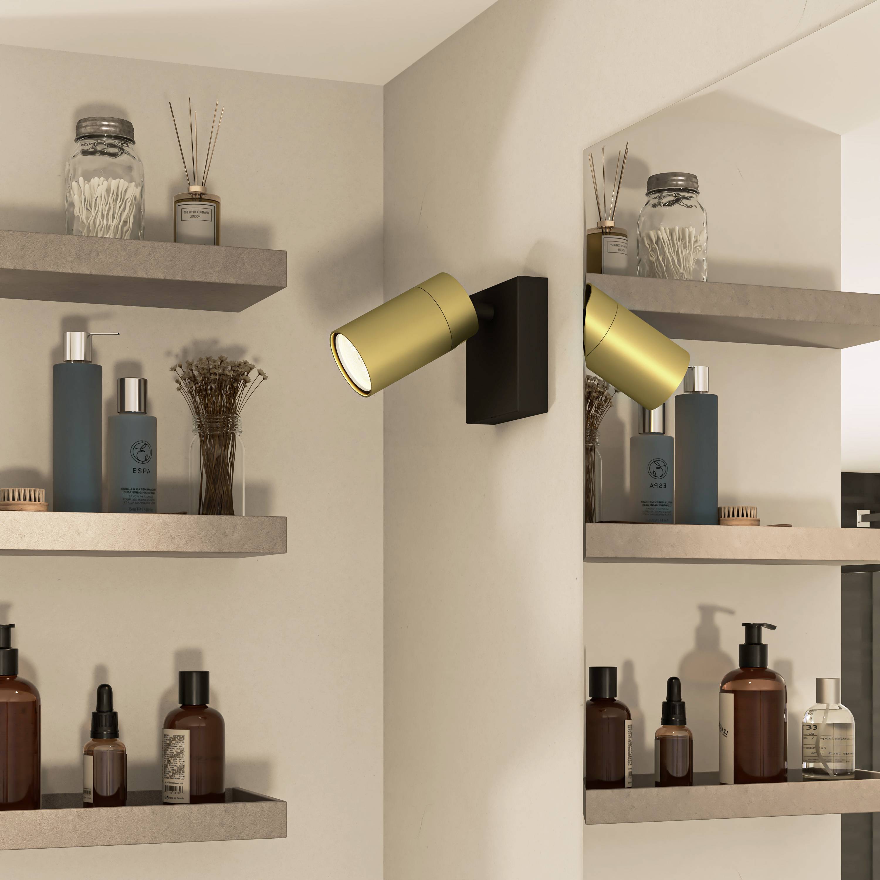 Kúpeľňová polica s kozmetickými fľaškami a sušenými rastlinami. Nástenná lampa osvetľuje priestor police zhora.