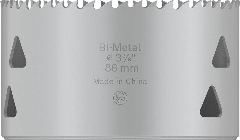Kovová vŕtacia koruna s nápisom 'Bi-Metal, 3 3/8", 86 mm, Vyrobené v Číne'. Vhodná na vŕtanie veľkých otvorov.