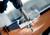 Vŕtačka vŕta kus kovového profilu, triesky lietajú, čo ukazuje silu a presnosť nástroja.