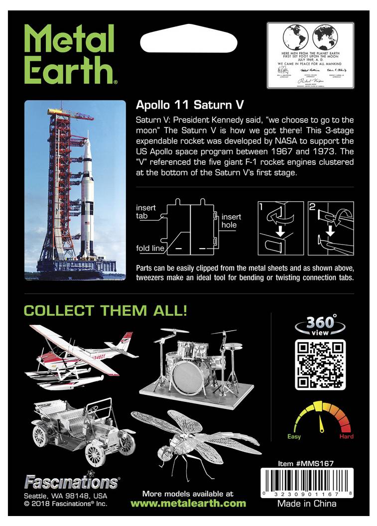 Obal stavebnice 'Metal Earth Apollo 11 Saturn V'. Zobrazuje model rakety Saturn V a návod na montáž.