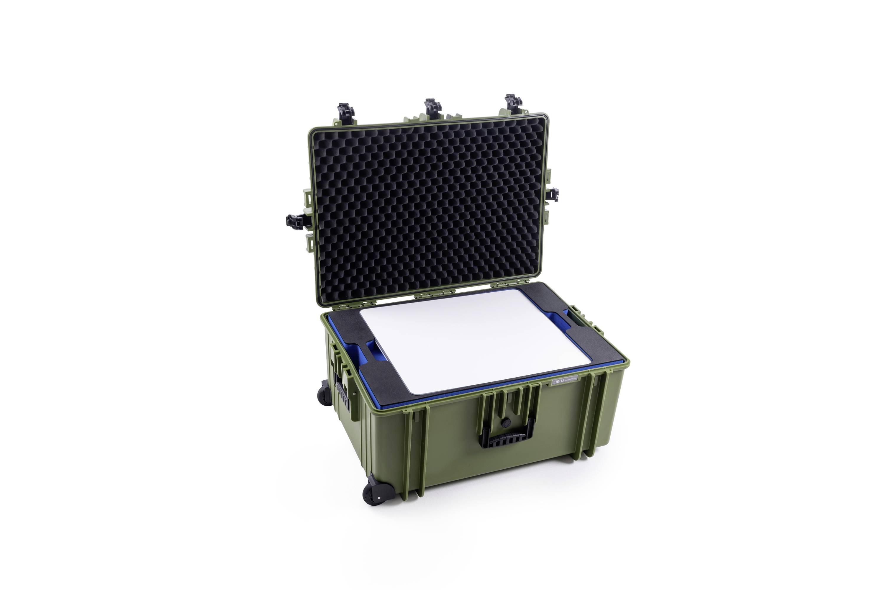 Otvorený, robustný zelený kufor, vnútri vyložený penovou výplňou. Vhodný na bezpečný transport citlivých predmetov.