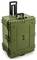 Zobrazuje sa zelený, robustný kufor s kolieskami a teleskopickým držadlom, vhodný na bezpečný transport citlivého vybavenia.