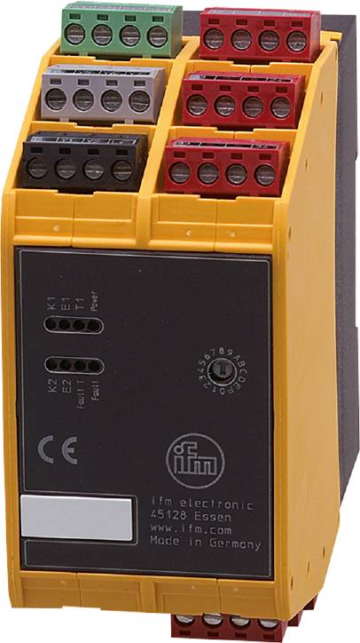 Elektronické zariadenie so žltým krytom a rôznymi vstupmi a výstupmi. Spojovacie prvky v hornej časti v čiernej a červenej farbe.