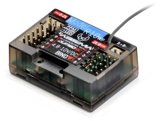 Elektronická modelárska súčiastka s prípojnými portami a potlačou pre napäťový rozsah 4,8-10V DC. Drôtové prepojenie viditeľné.