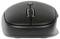 Čierna bezdrôtová počítačová myš, zobrazená spredu. Viditeľné je koliesko na posúvanie a dve tlačidlá.