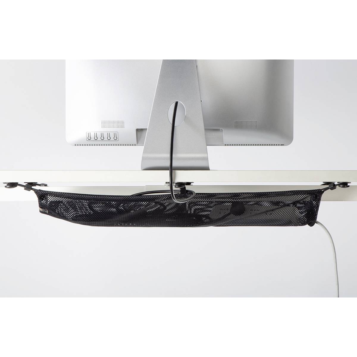 Počítačový monitor na stole so zorgatizovanou taškou na uloženie káblov, ktorá drží káble v poriadku.