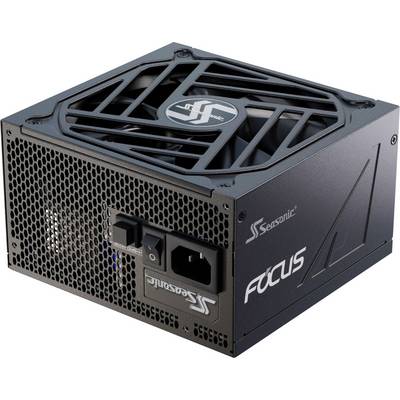 Sieťový zdroj od Seasonicu s vetracou mriežkou, model 'Focus'. Hlavné rozhranie pre napájanie a rôzne konektory sú viditeľné.