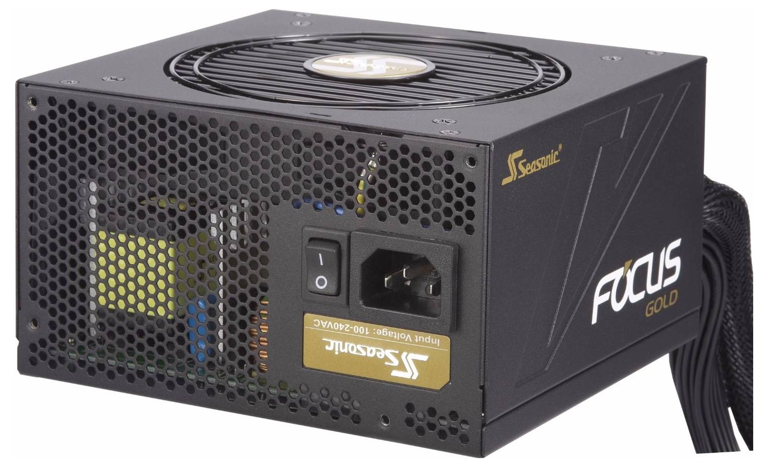 Sieťový zdroj Seasonic Focus Gold, čierna skrinka, mriežka ventilátora zhora, sieťový spínač a napájací konektor na boku.