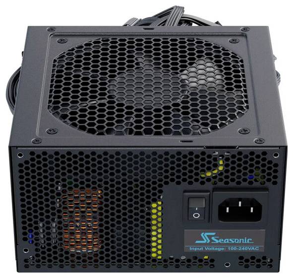 Sieťový zdroj s mriežkou ventilátora a káblami; nápis zobrazuje 'Seasonic', vstupné napätie 100-240V.