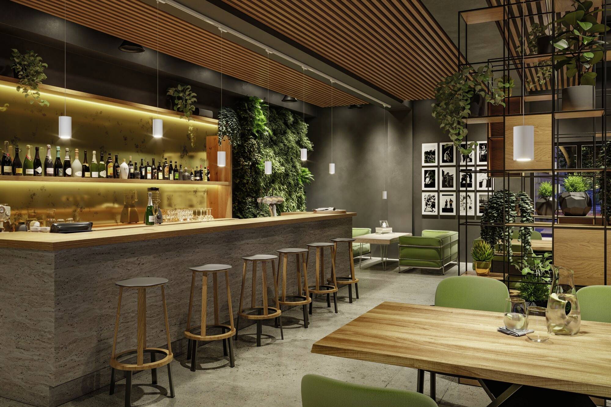 Elegantný bar s moderným interiérom, drevenými stolmi, barovými stoličkami a rastlinami. Na pulte sú poháre na víno a fľaše.