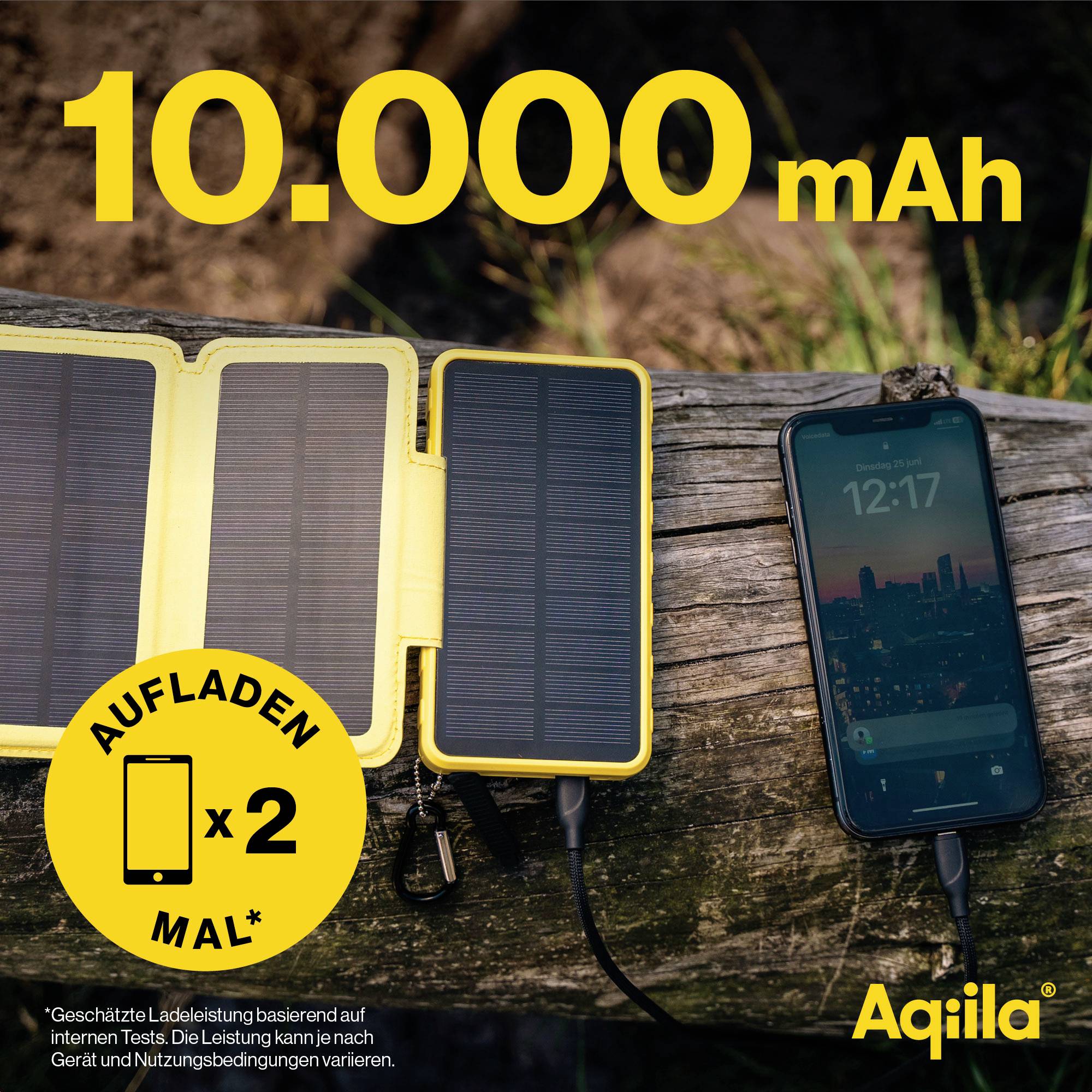 Solárna powerbanka nabíja smartfón; Text: '10.000 mAh, nabíjanie 2x'. Značka 'Aqiila' dole vpravo.