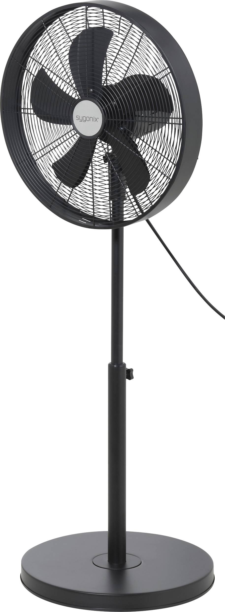 Čierny stojanový ventilátor s piatimi krídlami a kruhovým ochranným krytom. Vhodný na chladenie miestnosti. Napájací kábel umiestnený na pravej strane.