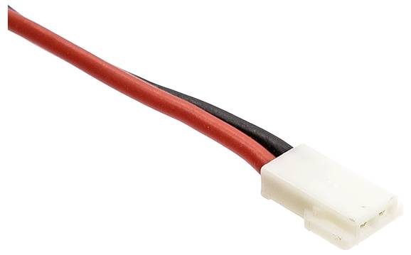 Červený a čierny kábel, ktoré ústia do bieleho, obdĺžnikového konektora. Konektor slúži na prepojenie elektronických zariadení.