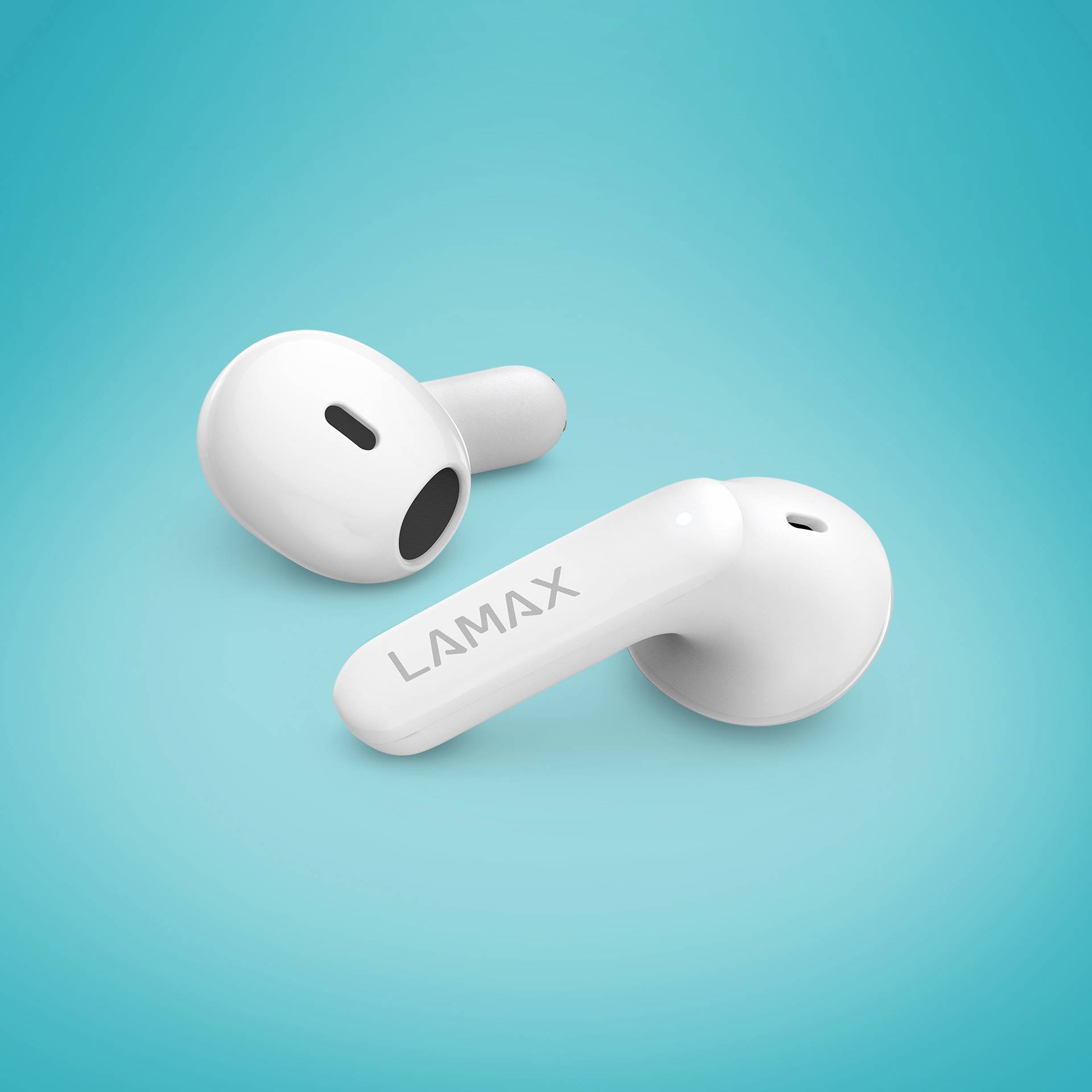 Biele bezdrôtové in-ear slúchadlá s nápisom 'LAMAX' ležia vedľa seba na tyrkysovom pozadí.