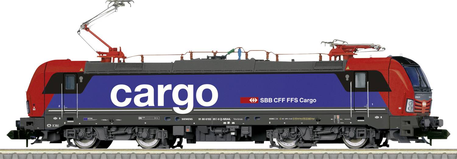Moderná červená a modrá elektrická lokomotíva spoločnosti SBB CFF FFS Cargo stojí na koľaji, s nápisom 'cargo' na boku.