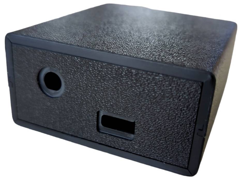 Čierny, obdĺžnikový plastový box s dvoma rôzne veľkými kruhovými otvormi na jednej strane.