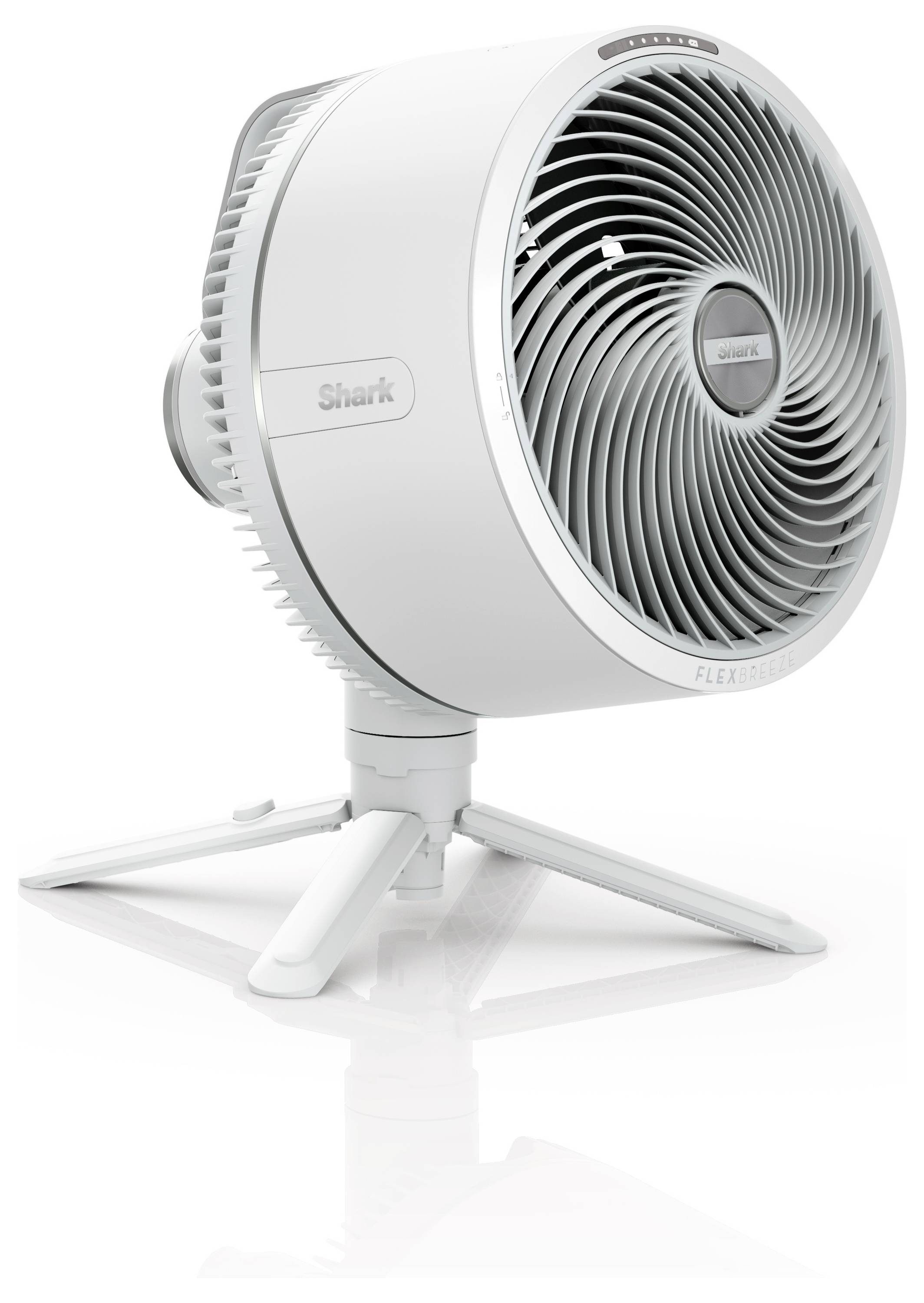 Biely stolový ventilátor s moderným dizajnom, umiestnený na trojnožkovom stojane. Ideálny pre vetranie malých priestorov.