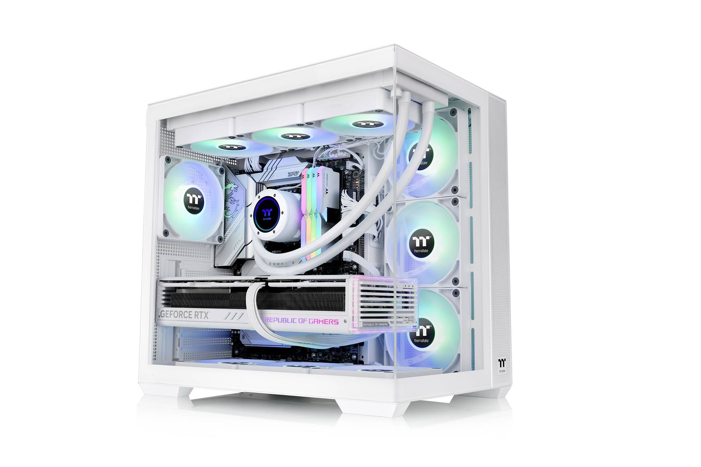 Biely herný počítač s podsvietenými ventilátormi a grafickou kartou 'GeForce RTX', označený ako 'Republic of Gamers', v otvorenom počítačovom kryte.