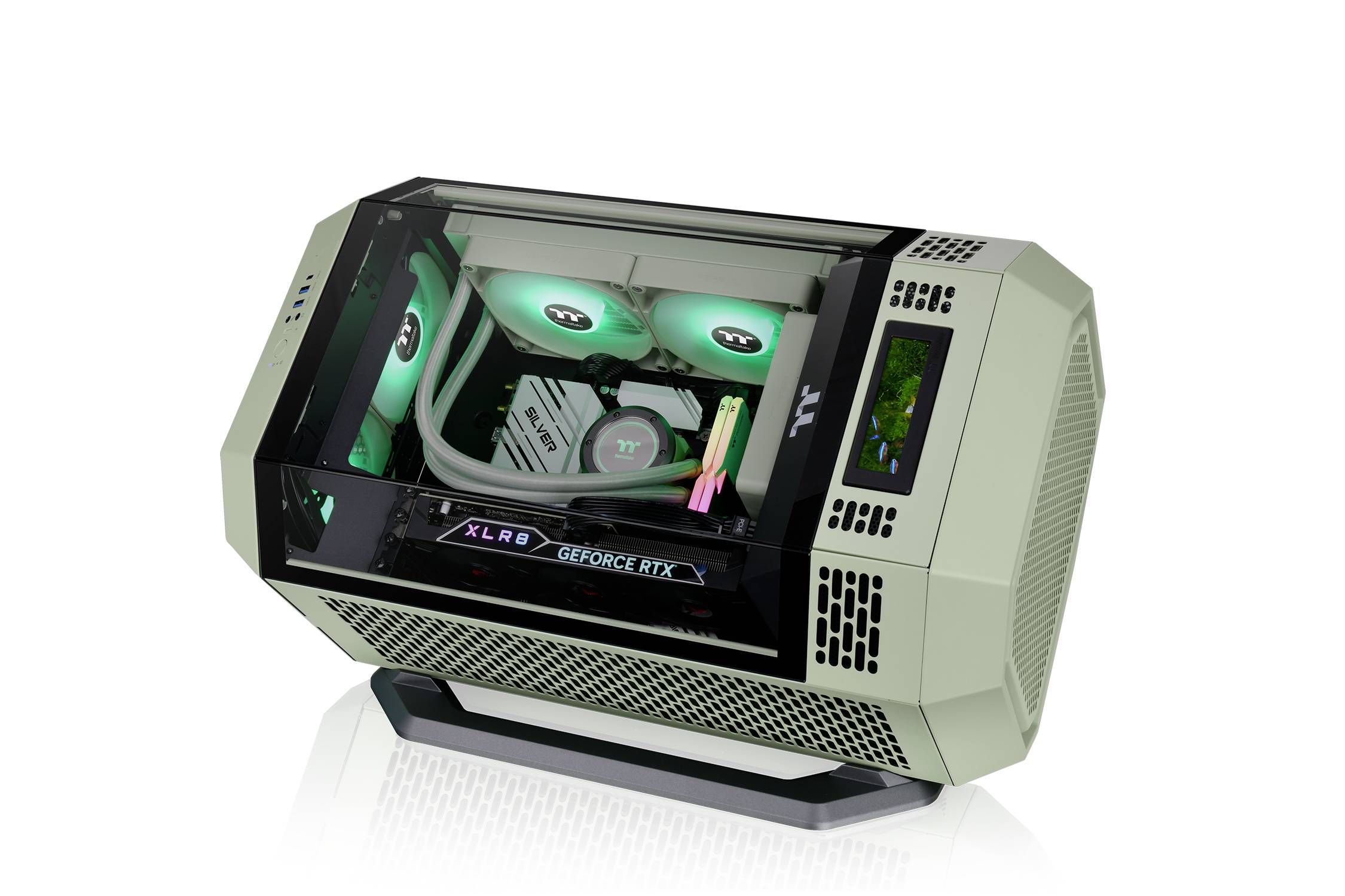Futuristický herný počítač s priehľadným krytom odhaľuje podsvietené komponenty a grafickú kartu GeForce RTX vo vnútri.