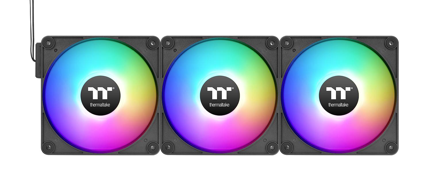 Tri počítačové ventilátory s RGB podsvietením, svietiace v rôznych farbách, usporiadané vedľa seba, určené na chladenie.