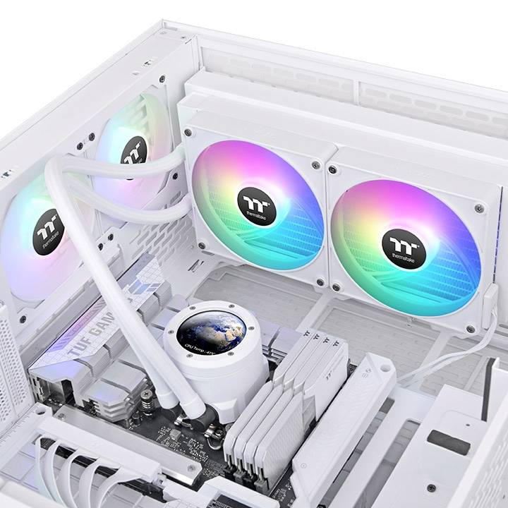 Otvorený počítač s RGB podsvietenými ventilátormi, hlavným procesorom s mapou sveta a bielymi káblami.