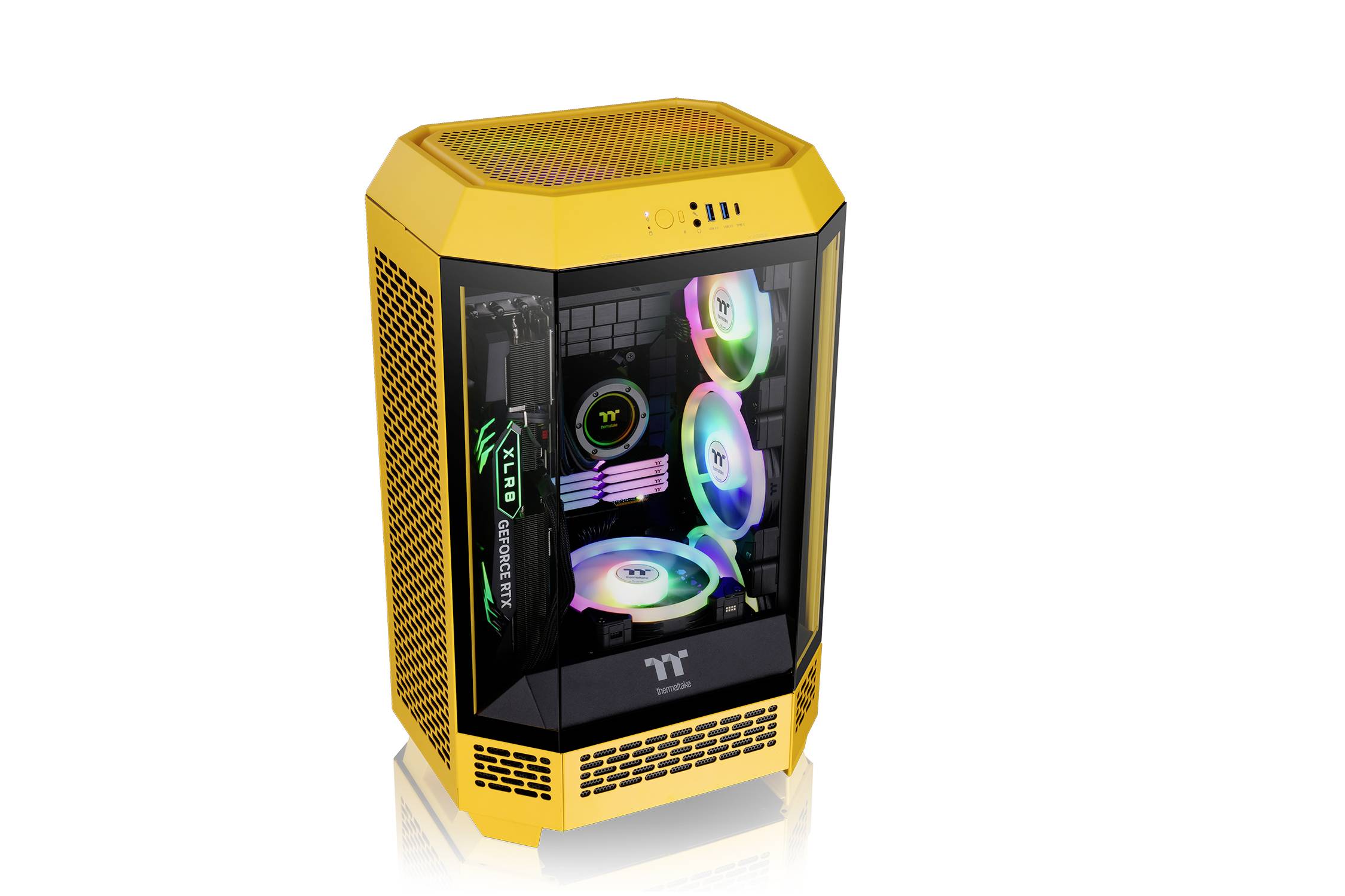 Žltý herný počítač s priesvitnou bočnou stenou ukazuje pestrofarebné RGB podsvietenie a ventilátory vo vnútri.