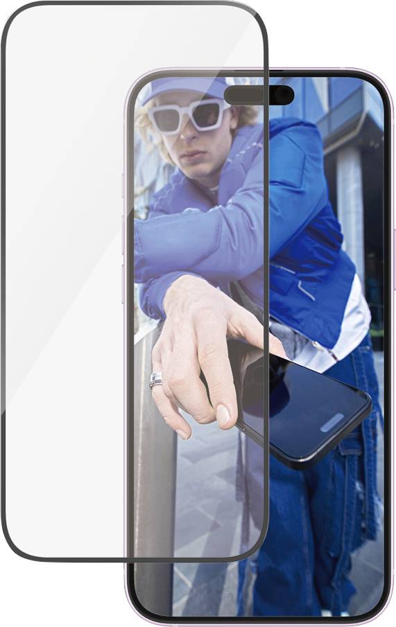 Osoba v modrej bunde robí fotografiu smartfónom, odraz ukazuje ochranné sklo. Budovy v pozadí.