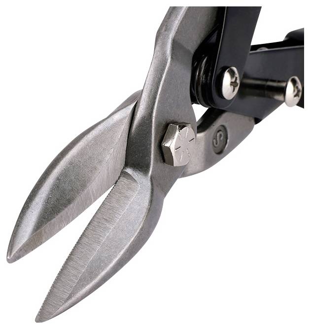 Detailný záber kovovej plechových nožníc s čiernymi rukoväťami, ktoré zobrazujú zubaté rezacie čepele určené na strihanie plechu.
