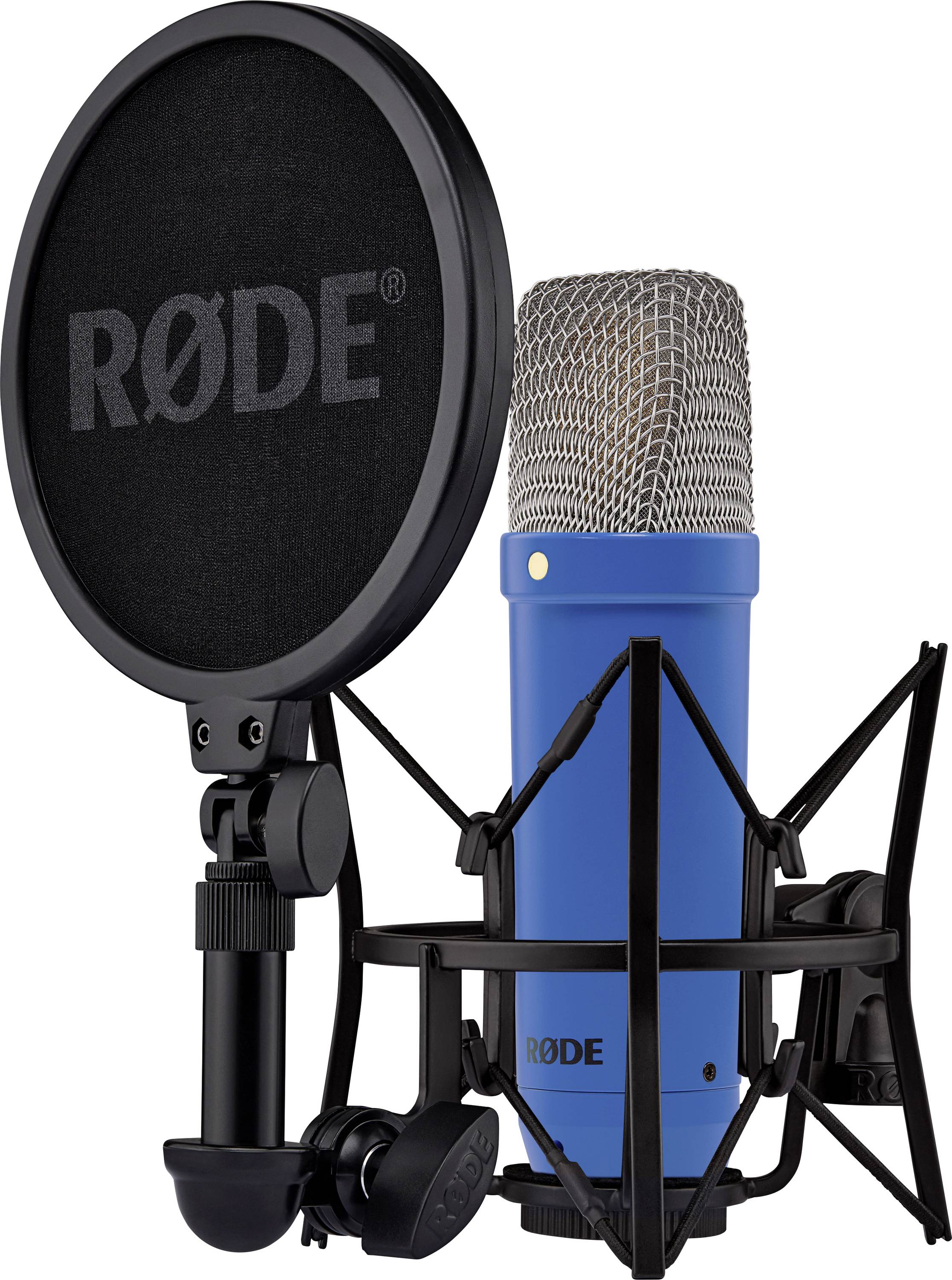 Modré štúdiové mikrofon s čiernym protiveterným filtrom, upevnené v kmitavom držiaku pre audio nahrávanie.
