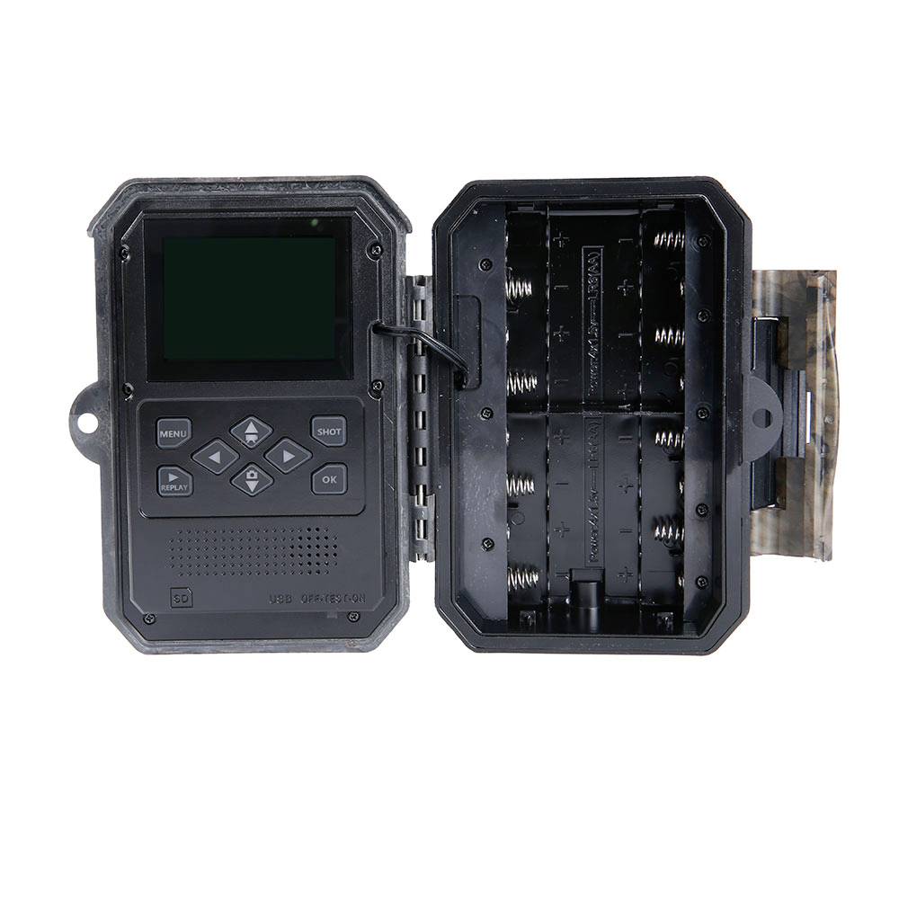 Otvorená fotopasca s LCD displejom a ovládacími tlačidlami vľavo, priestorom na batérie vpravo. Vhodná na monitorovanie zvierat v prírode.