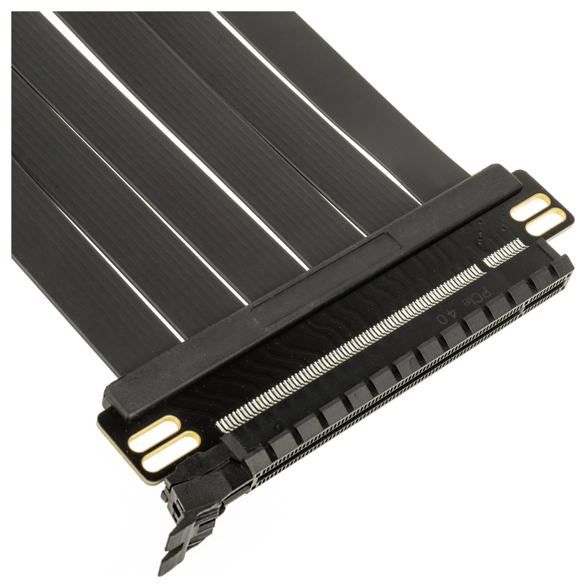 Čierny adaptér PCIE stúpacieho kábla v detailnom zábere, ktorý horizontálne umiestnenú grafickú kartu pripája k základnej doske.