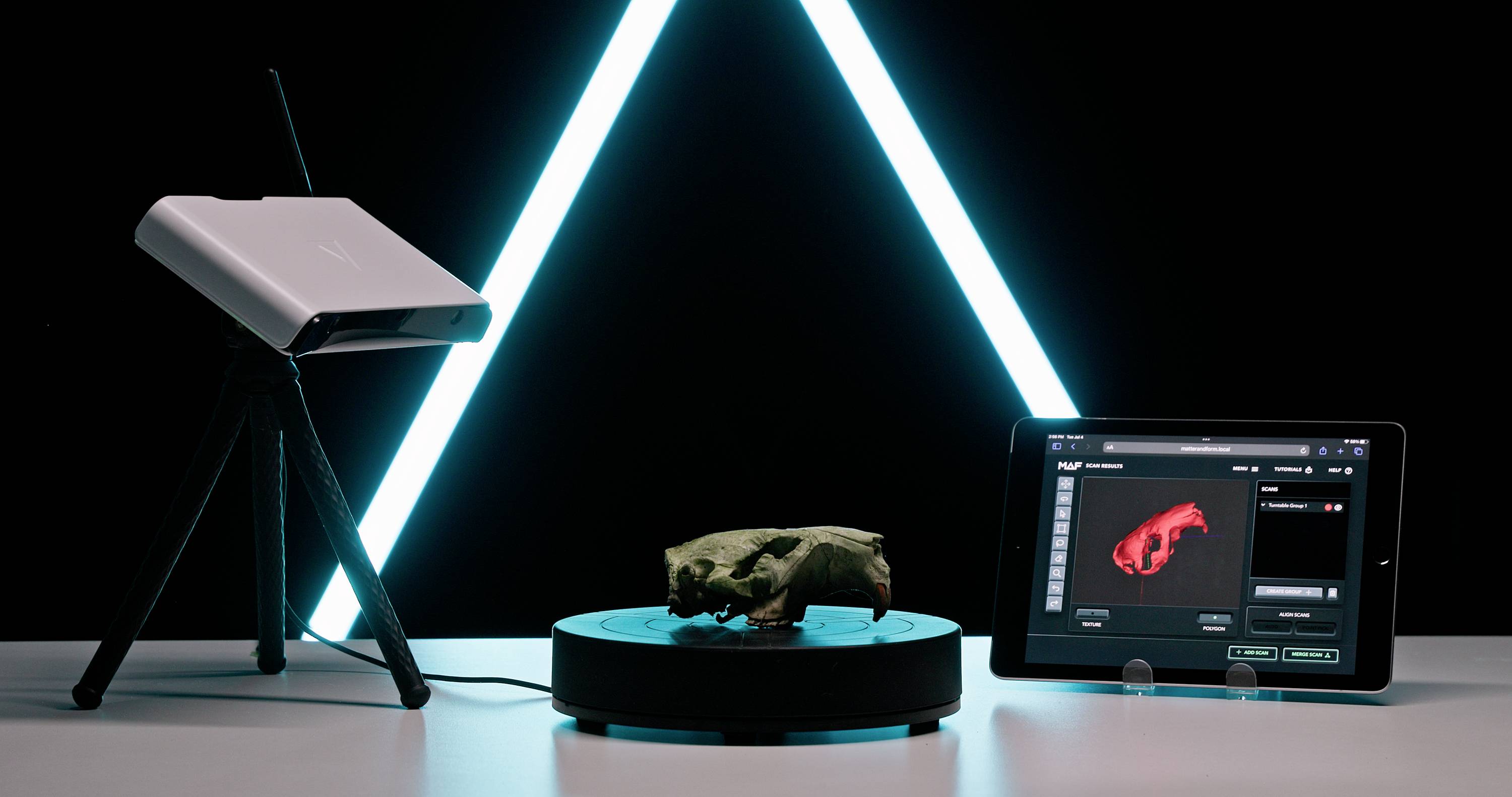 3D skenovací systém s tabletom, skenerom a lebečným modelom vo futuristickom prostredí. Tablet zobrazuje upravený 3D model.