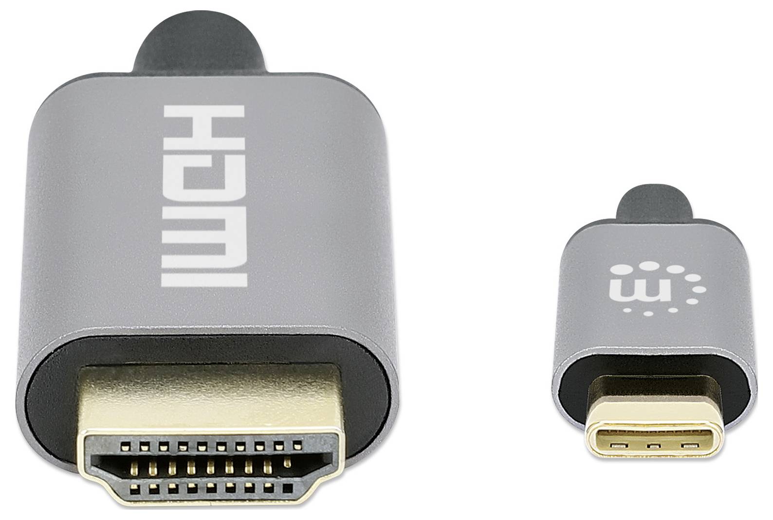 HDMI adaptér vedľa USB-C adaptéra na bielom pozadí, oba v striebornej farbe, ukazujú rôzne typy konektorov.