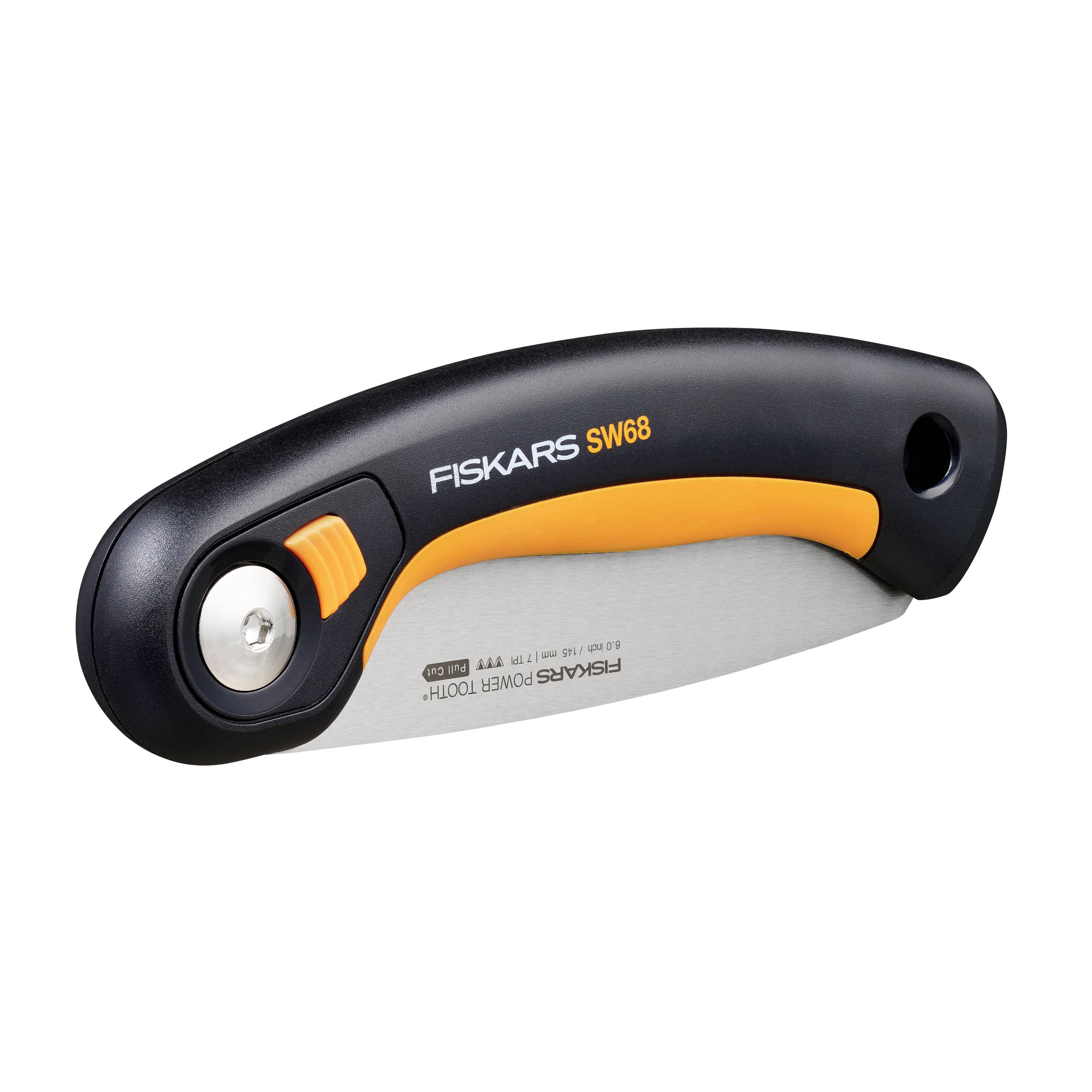 Skladacia záhradná píla Fiskars, model SW68, s ergonomickou rukoväťou a zahnutou čepeľou pre efektívne rezanie dreva.