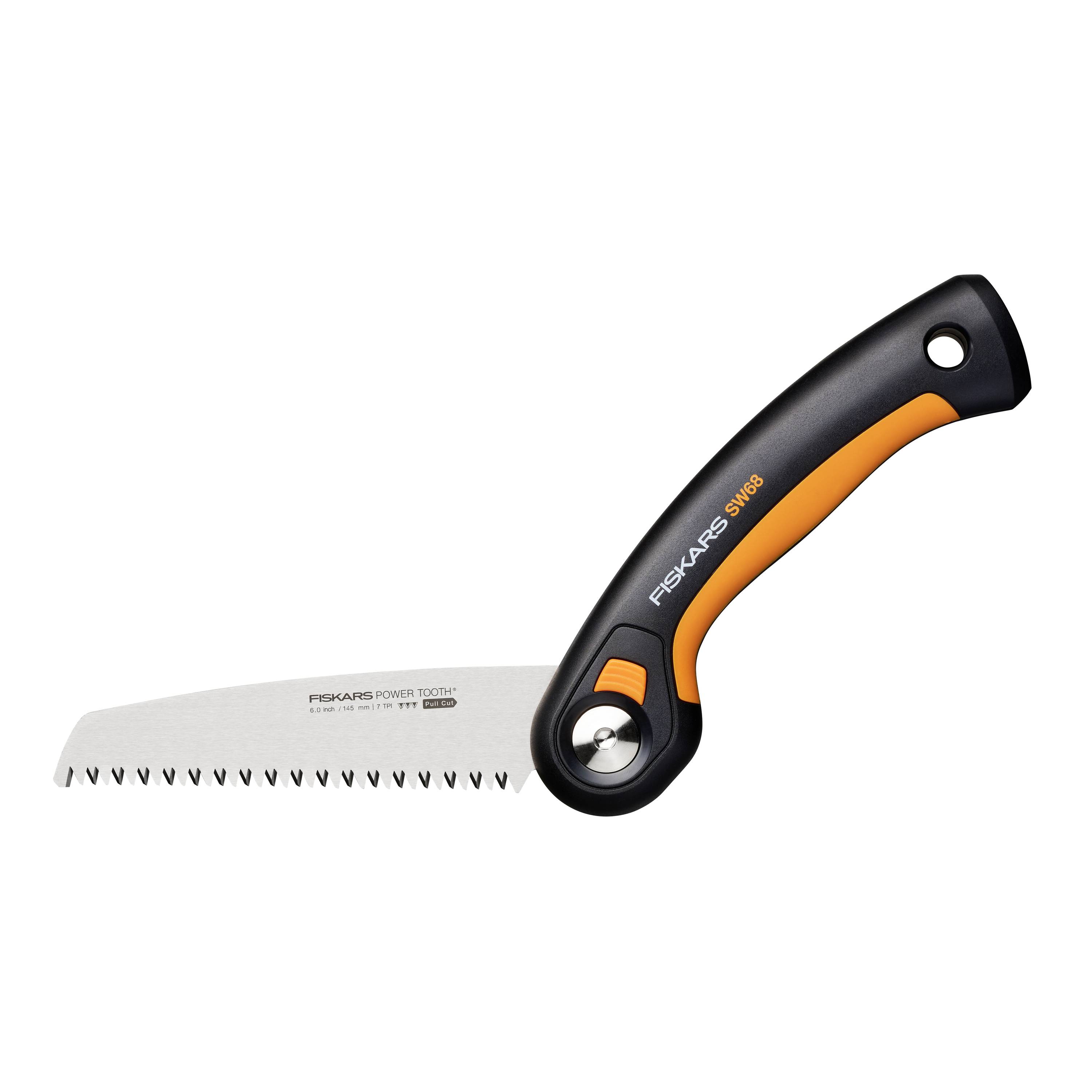 Ručná píla so zahnutou rukoväťou a zúbkovaným čepeľou, ideálna na prácu s drevom. Rukoväť v čiernej a oranžovej farbe pre ergonomický úchop.
