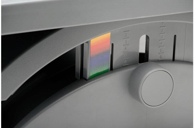 Šikmo umiestnený sivý posúvač s farebnou stupnicou od červenej po zelenú zobrazuje indikátor, ktorý poskytuje informácie o stave.