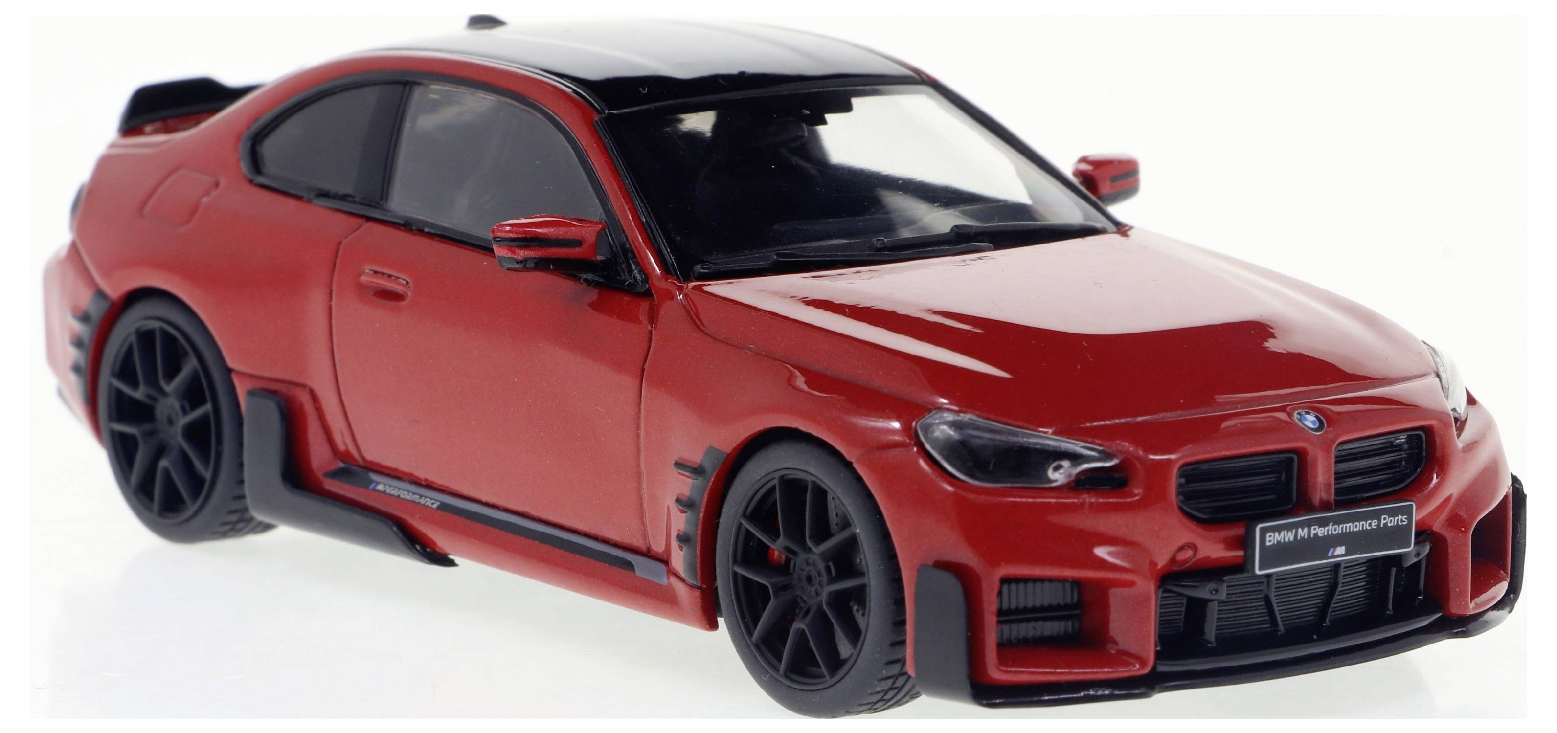Červené modelové auto športového kupé s čiernymi diskami a detailmi. Auto má čiernu striešku a športový dizajn.