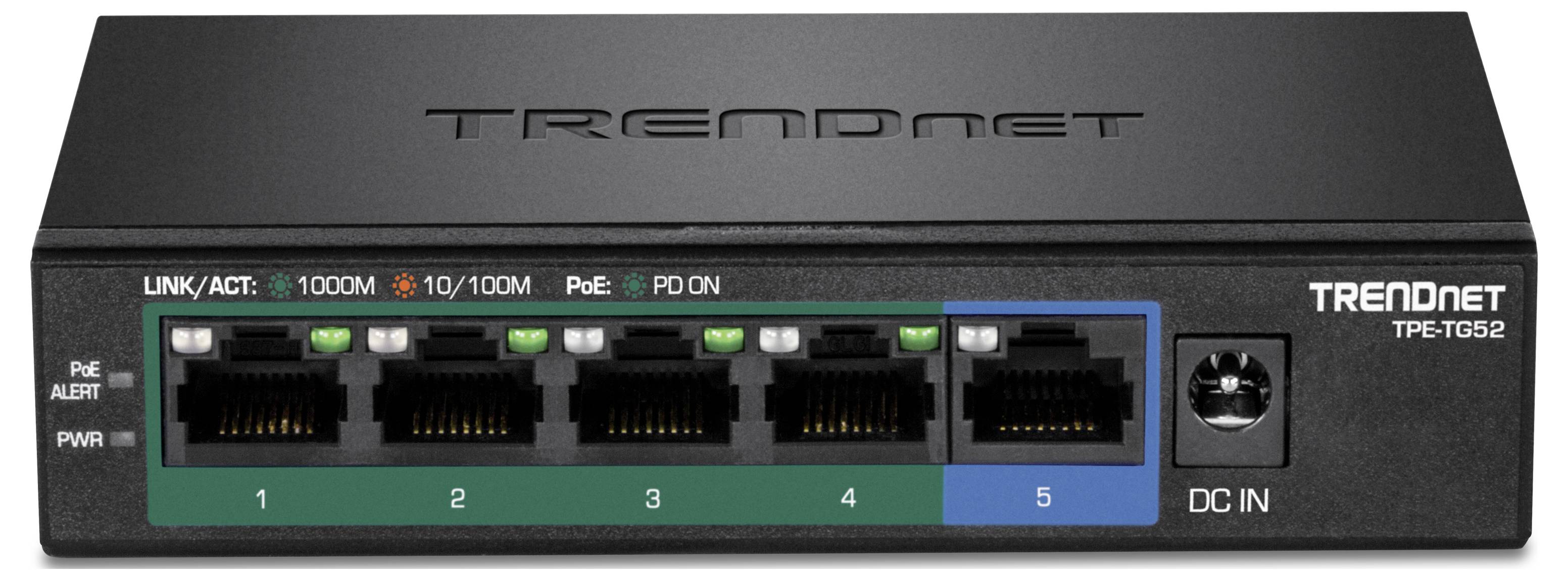 Čierny sieťový prepínač s piatimi ethernetovými portami, na hornej strane s nápisom 'TRENDnet'. Piaty port je zvýraznený modrou farbou.