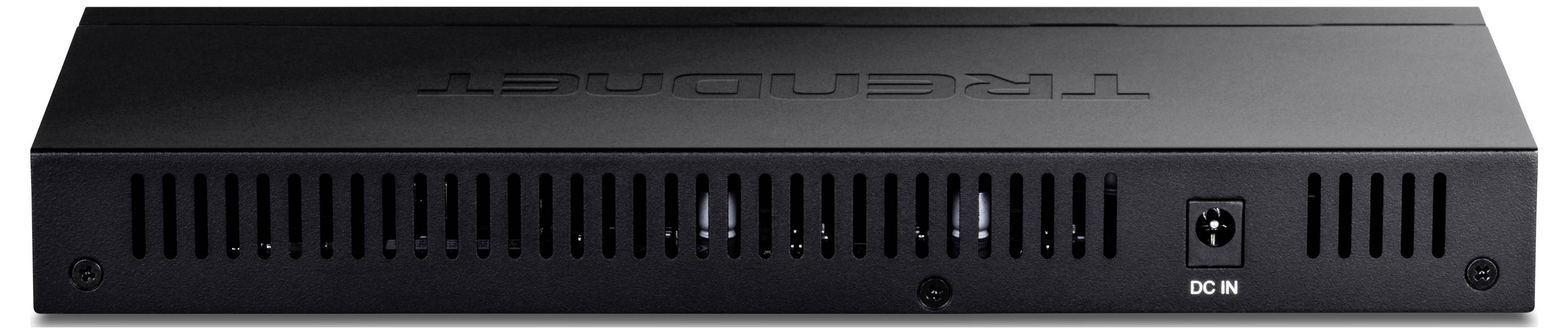 Čierne sieťové zariadenie s vetracími otvormi, pohľad zozadu. Obsahuje DC napájací vstup. Zariadenie od TRENDnet.