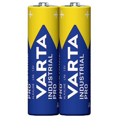 Dve modré a žlté batérie 'VARTA Industrial Pro', typ LR6, alkalické, 1,5V, vedľa seba vo vzpriamenej polohe.
