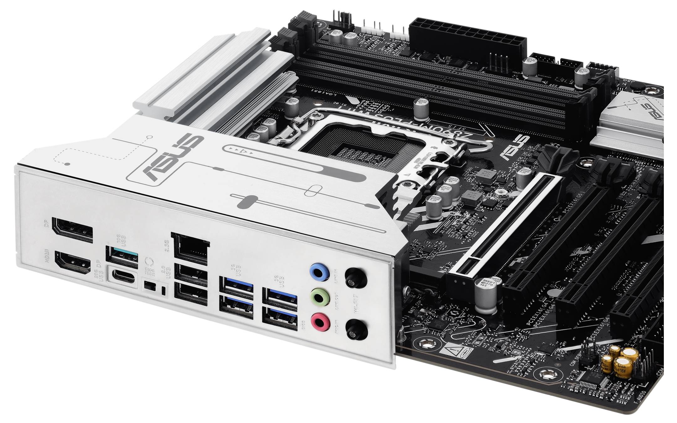 Počítačová základná doska so zobrazením rôznych portov, ako sú USB porty, ethernetový a audio konektor.